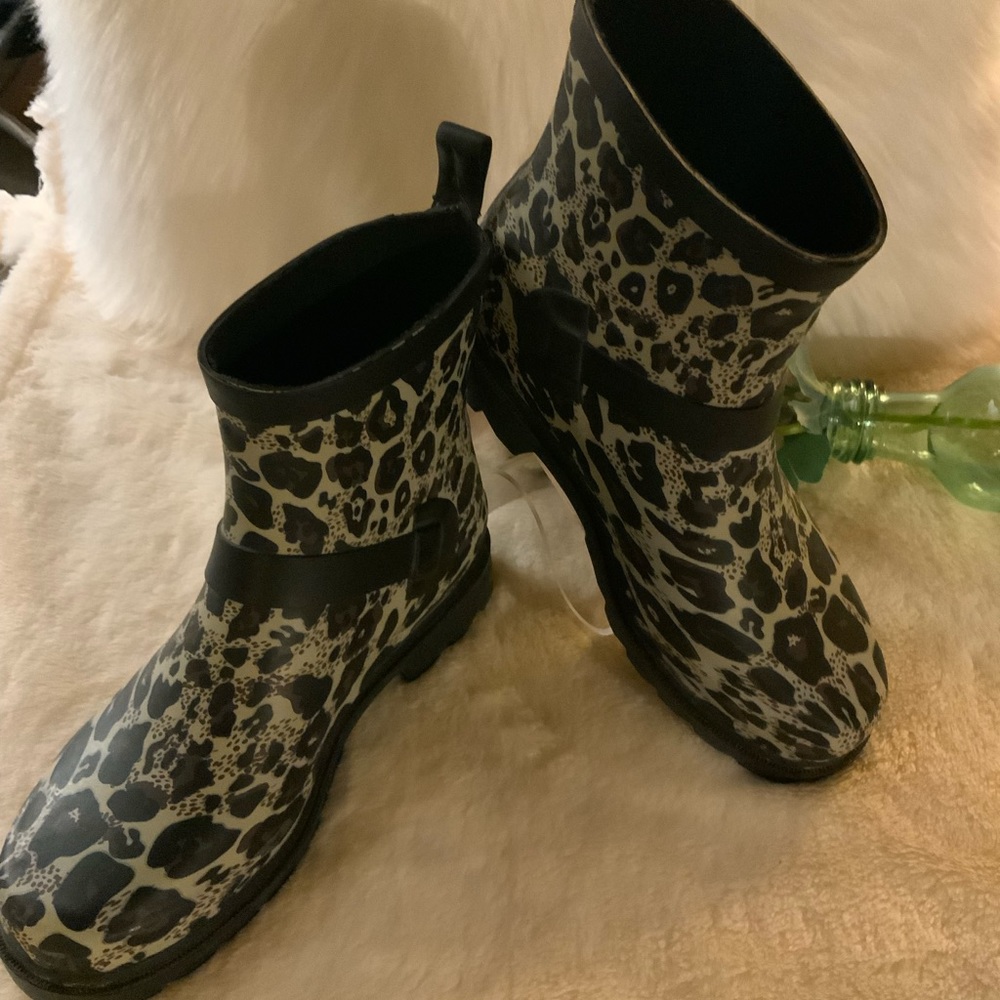 Capelli - Cheetah print short Rainboots. Sz 6 - Picture 2 of 7